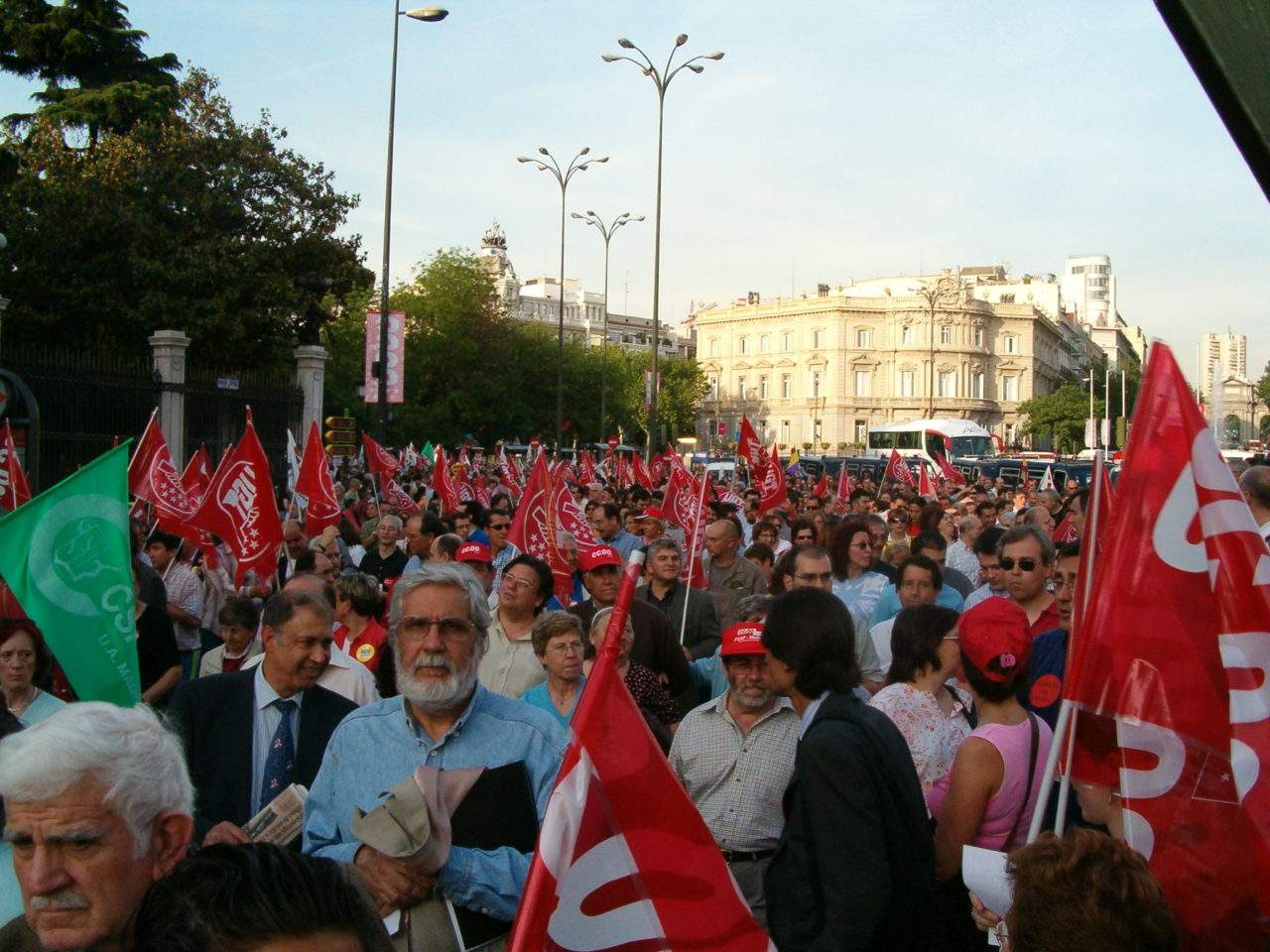 Miles de personas salen a la calle en defensa de la educación pública