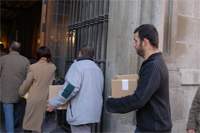 Sindicatos y vecinos entregan más de 74.000 firmas contra la privatización de los polideportivos municipales