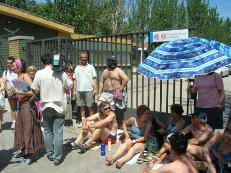 Un centenar de vecinos se concentran para protestar por el cierre de la piscina de Aluche