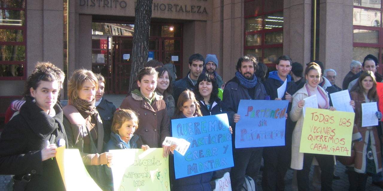 Una cabalgata de diseño acaba con veinte años de colaboración vecinal en Hortaleza