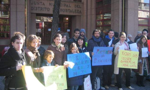 Una cabalgata de diseño acaba con veinte años de colaboración vecinal en Hortaleza