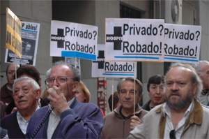 Unas 300 personas se concentran contra el cierre del Puerta de Hierro