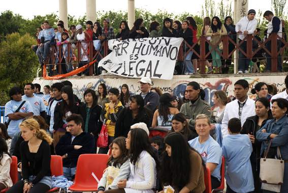 Usera ”pinta” un símbolo de la paz gigante en el parque de Pradolongo
