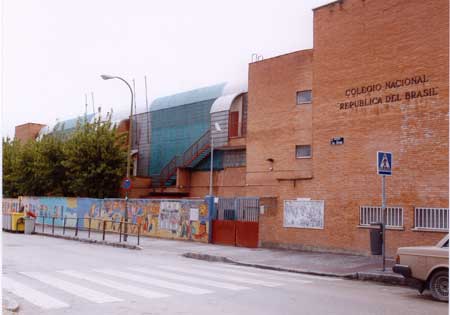 Usera se manifiesta en protesta por el deterioro de los colegios del distrito