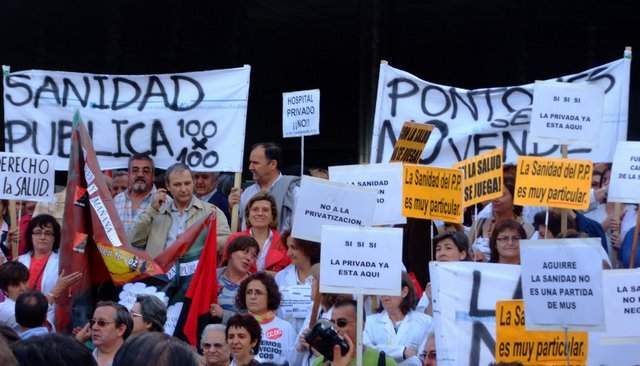 Vecinos y sindicatos se concentran en el hospital Doce de Octubre