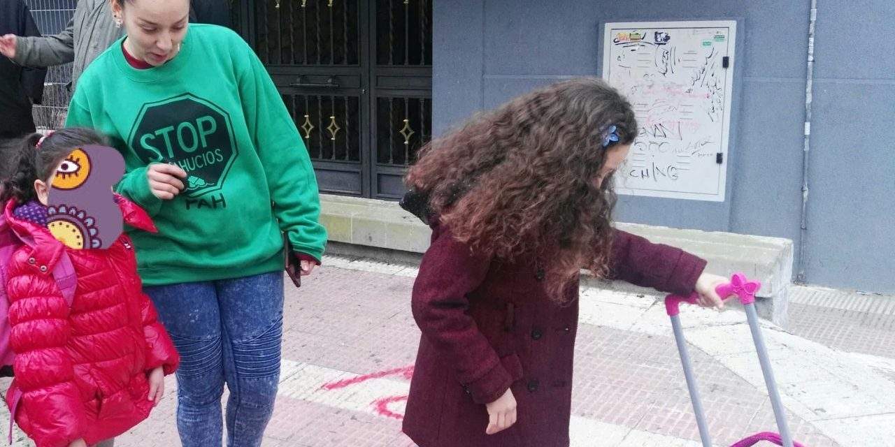 La ILP de vivienda llega a la Asamblea mientras la policía deja en la calle a dos menores en Parla