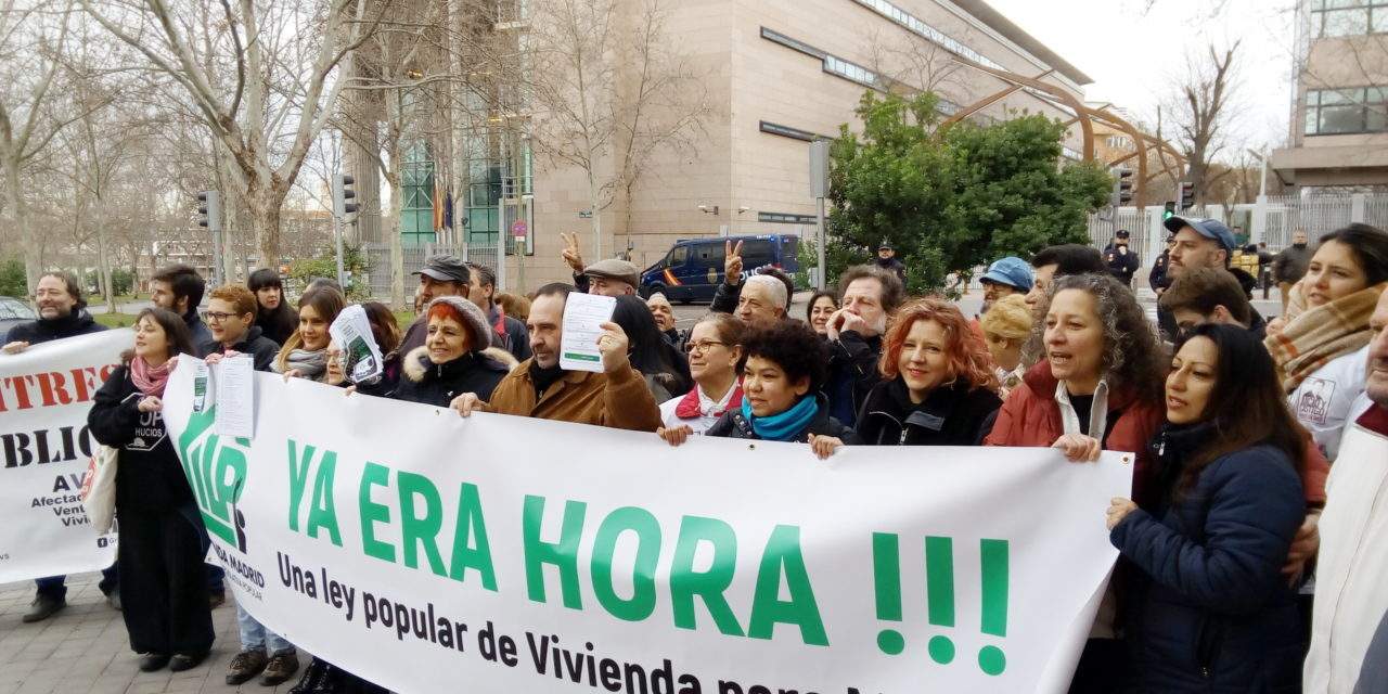 La ILP de vivienda llega a la Asamblea mientras la policía deja en la calle a dos menores en Parla