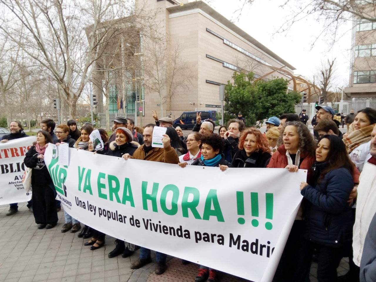 La ILP de vivienda llega a la Asamblea mientras la policía deja en la calle a dos menores en Parla