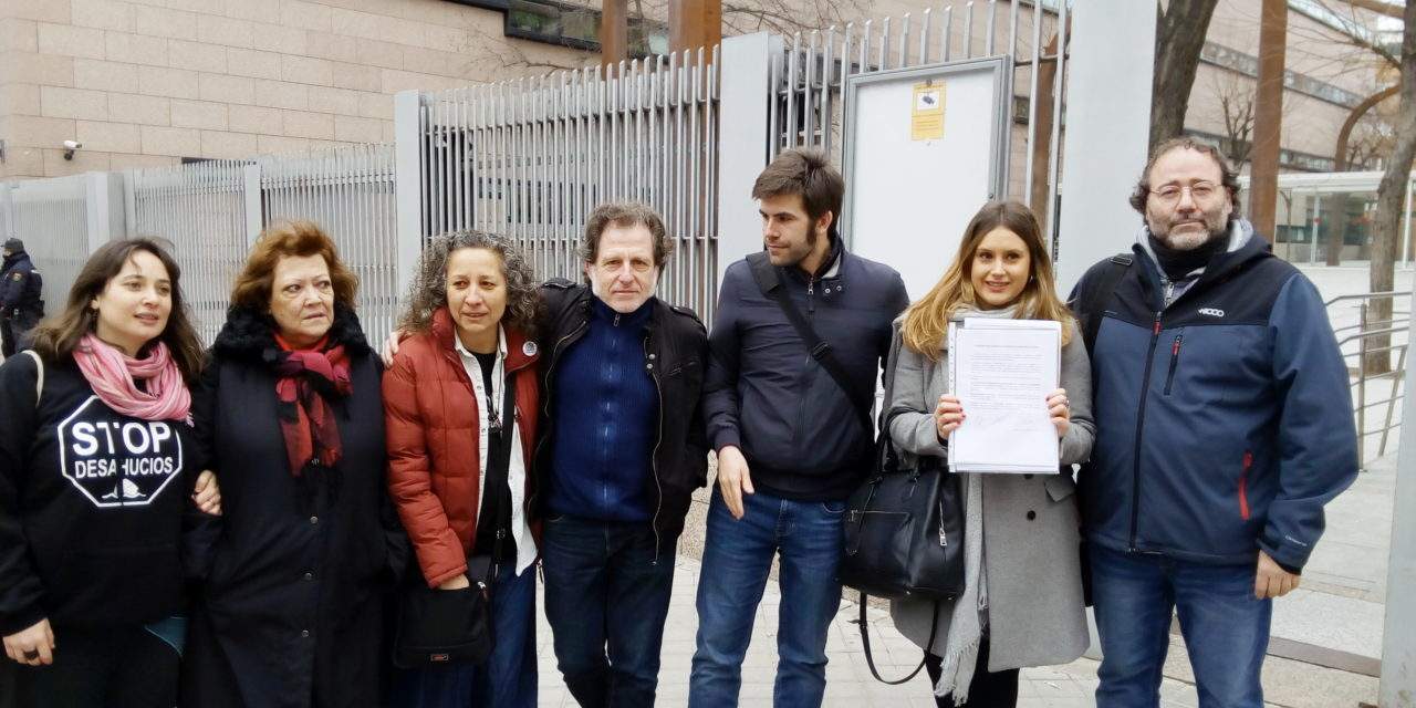 La ILP de vivienda llega a la Asamblea mientras la policía deja en la calle a dos menores en Parla