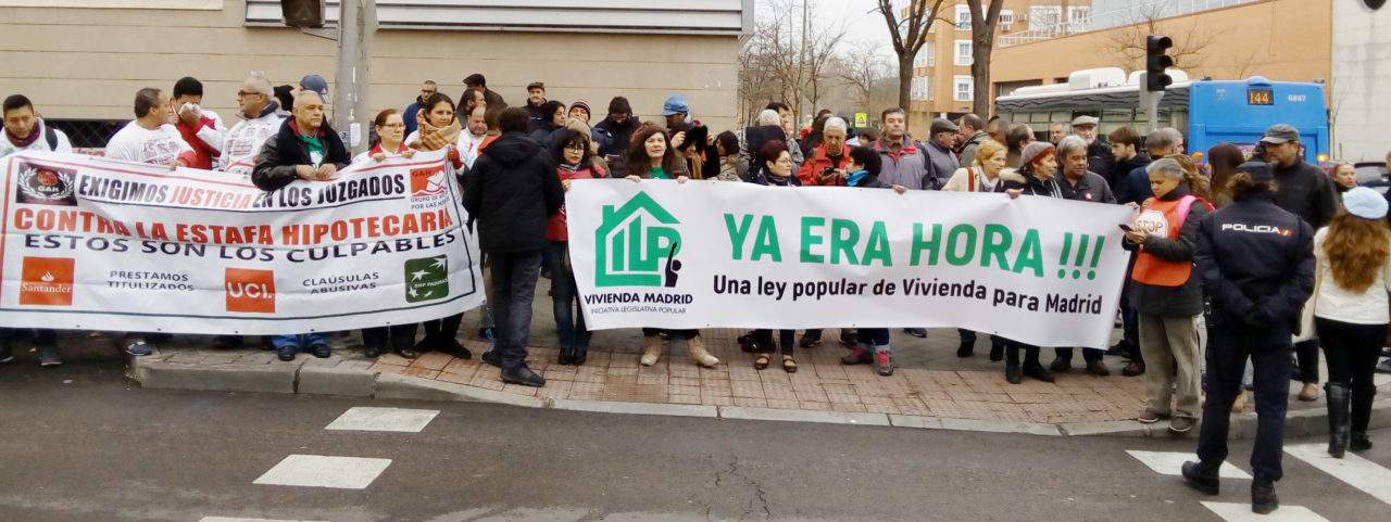 La ILP de vivienda llega a la Asamblea mientras la policía deja en la calle a dos menores en Parla