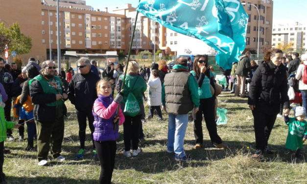 Miles de familias exigen a la Consejería aclaraciones sobre el colegio «fantasma» del Ensanche de Vallecas