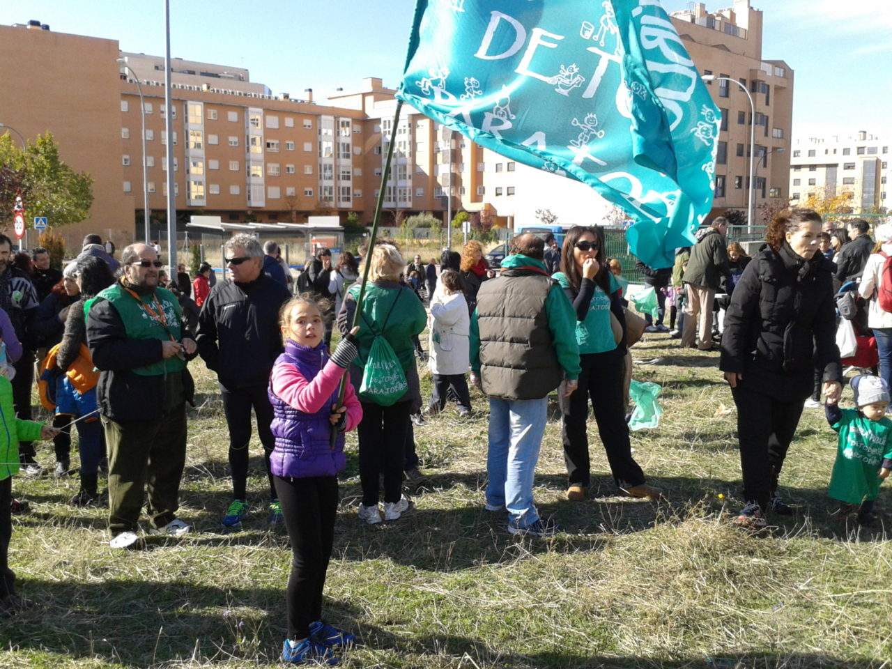 Miles de familias exigen a la Consejería aclaraciones sobre el colegio “fantasma” del Ensanche de Vallecas