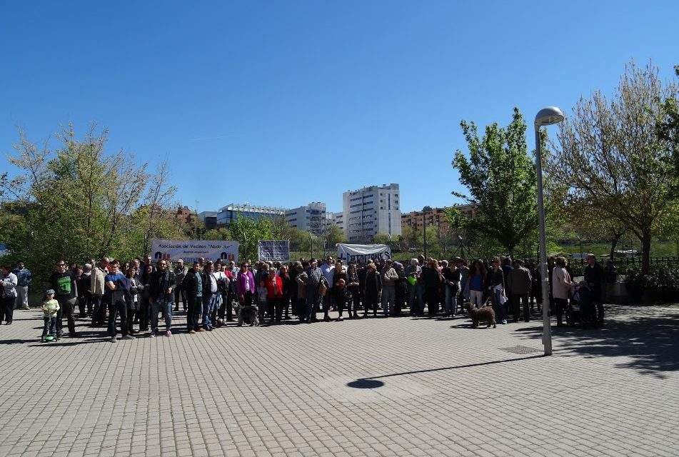 Más de 300 personas exigen el uso dotacional de los terrenos que Adif mantiene abandonados en Delicias