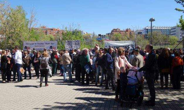 Más de 300 personas exigen el uso dotacional de los terrenos que Adif mantiene abandonados en Delicias