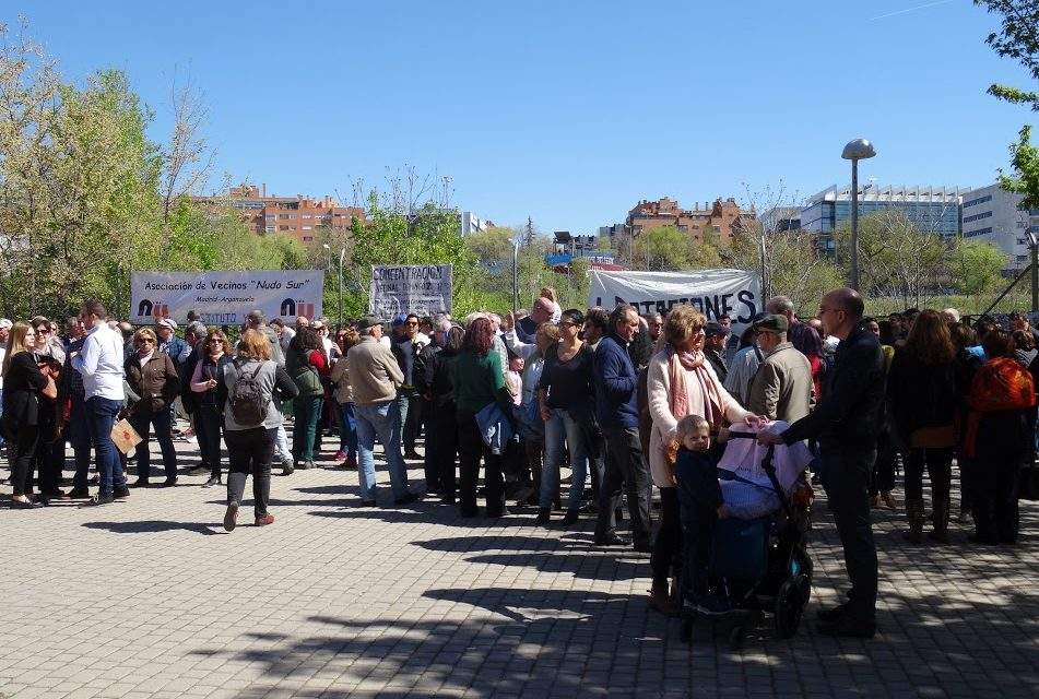Más de 300 personas exigen el uso dotacional de los terrenos que Adif mantiene abandonados en Delicias