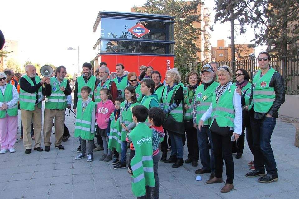 Éxito en la primera jornada de limpieza ciudadana en Alameda de Osuna (Barajas)