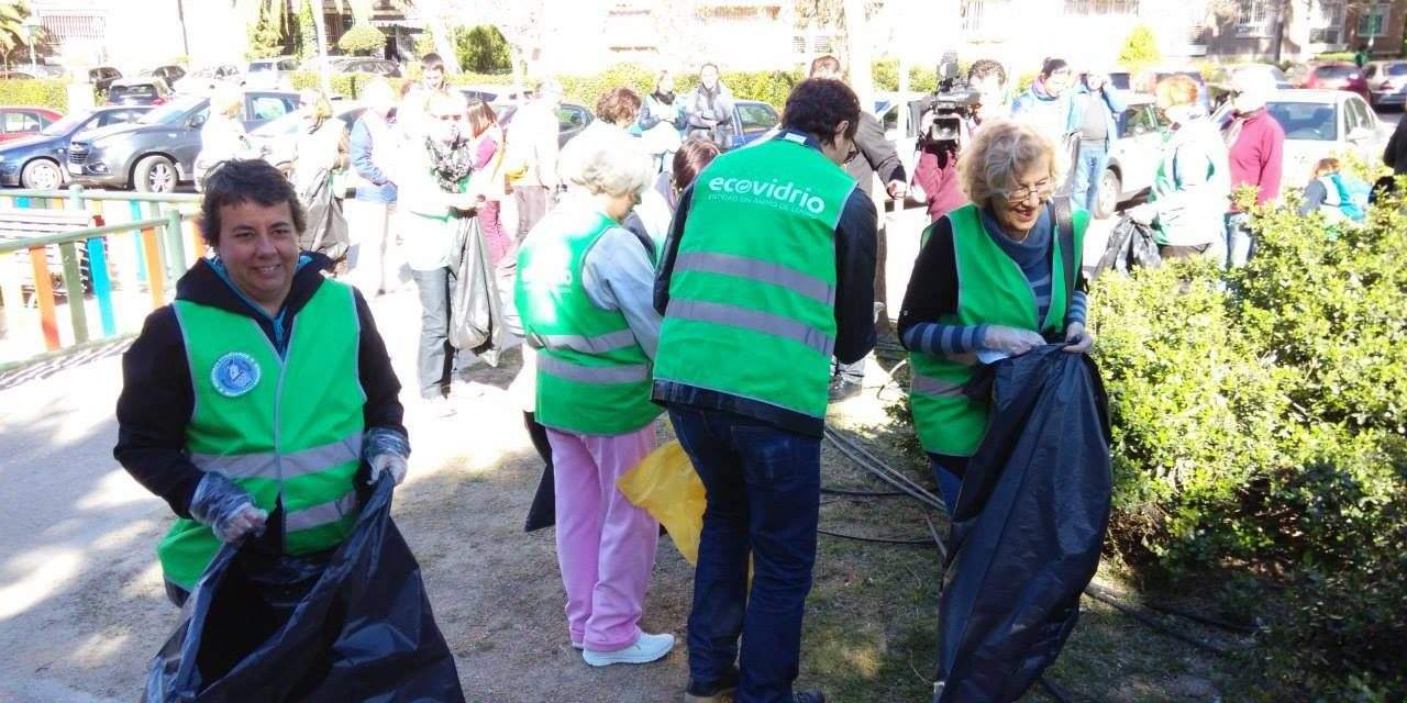 Éxito en la primera jornada de limpieza ciudadana en Alameda de Osuna (Barajas)
