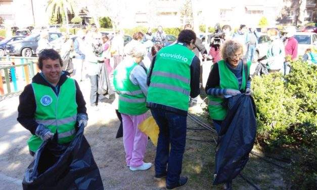 Éxito en la primera jornada de limpieza ciudadana en Alameda de Osuna (Barajas)