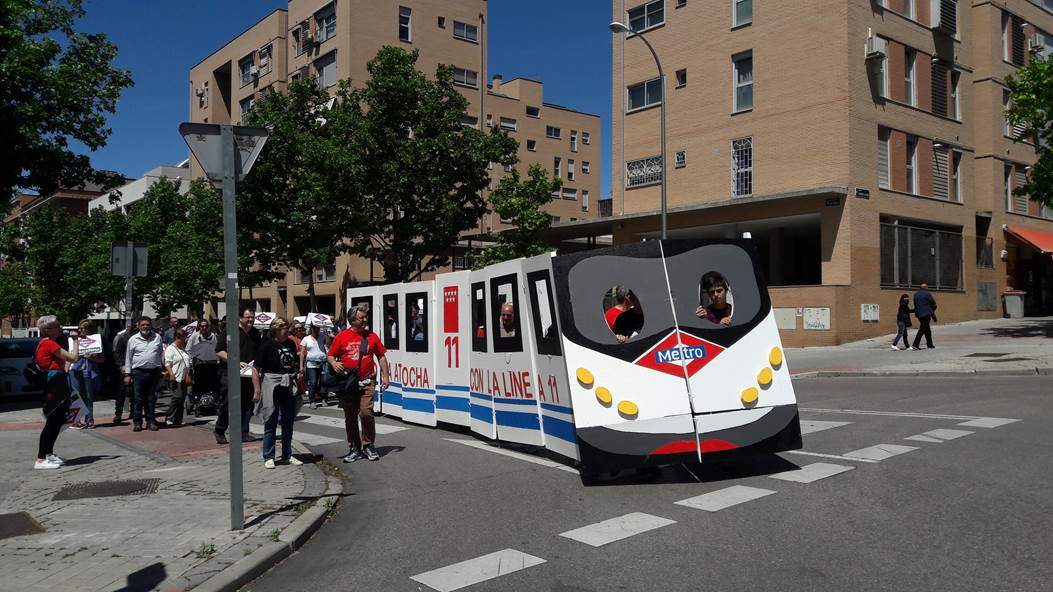 Los vecinos de Carabanchel Alto construyen su propio metro para pedir la prolongación de la línea 11