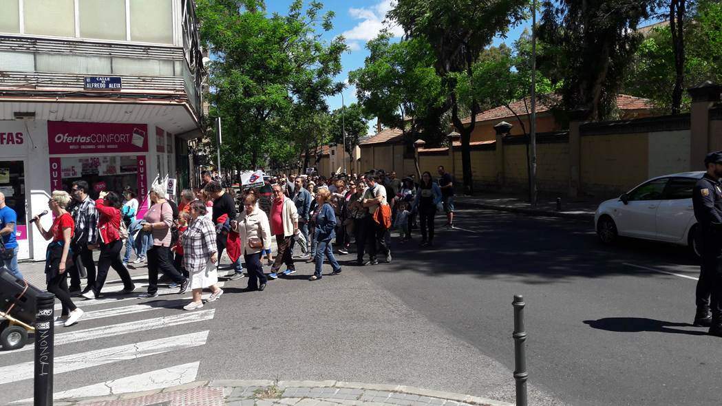 Los vecinos de Carabanchel Alto construyen su propio metro para pedir la prolongación de la línea 11