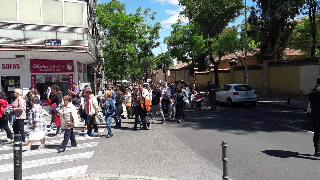 Los vecinos de Carabanchel Alto construyen su propio metro para pedir la prolongación de la línea 11