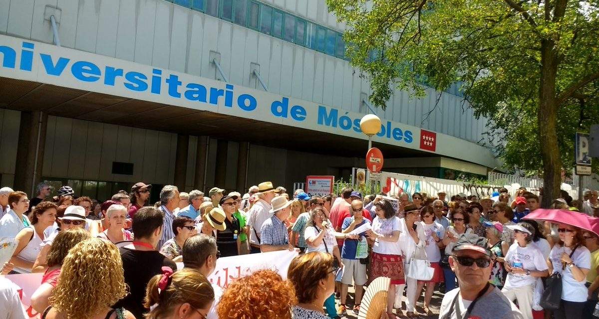 Monumental abrazo al Hospital Público de Móstoles