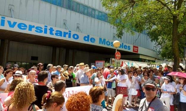 Monumental abrazo al Hospital Público de Móstoles