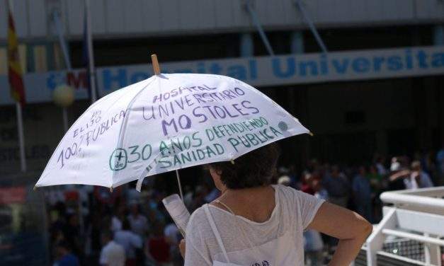 Monumental abrazo al Hospital Público de Móstoles