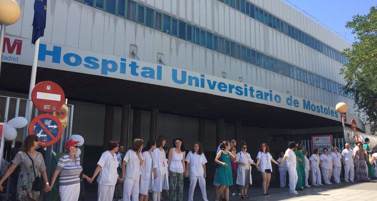 Monumental abrazo al Hospital Público de Móstoles