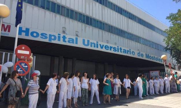Monumental abrazo al Hospital Público de Móstoles