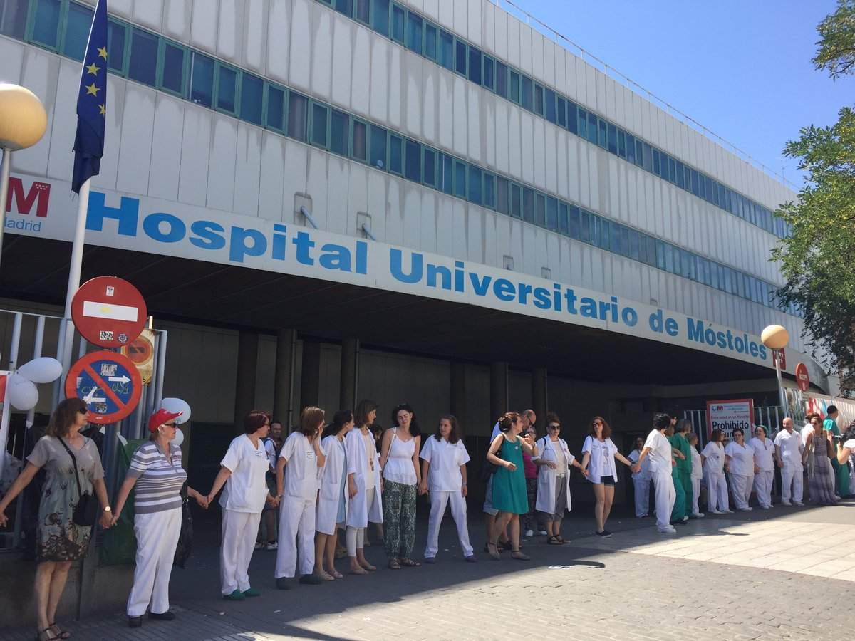Monumental abrazo al Hospital Público de Móstoles