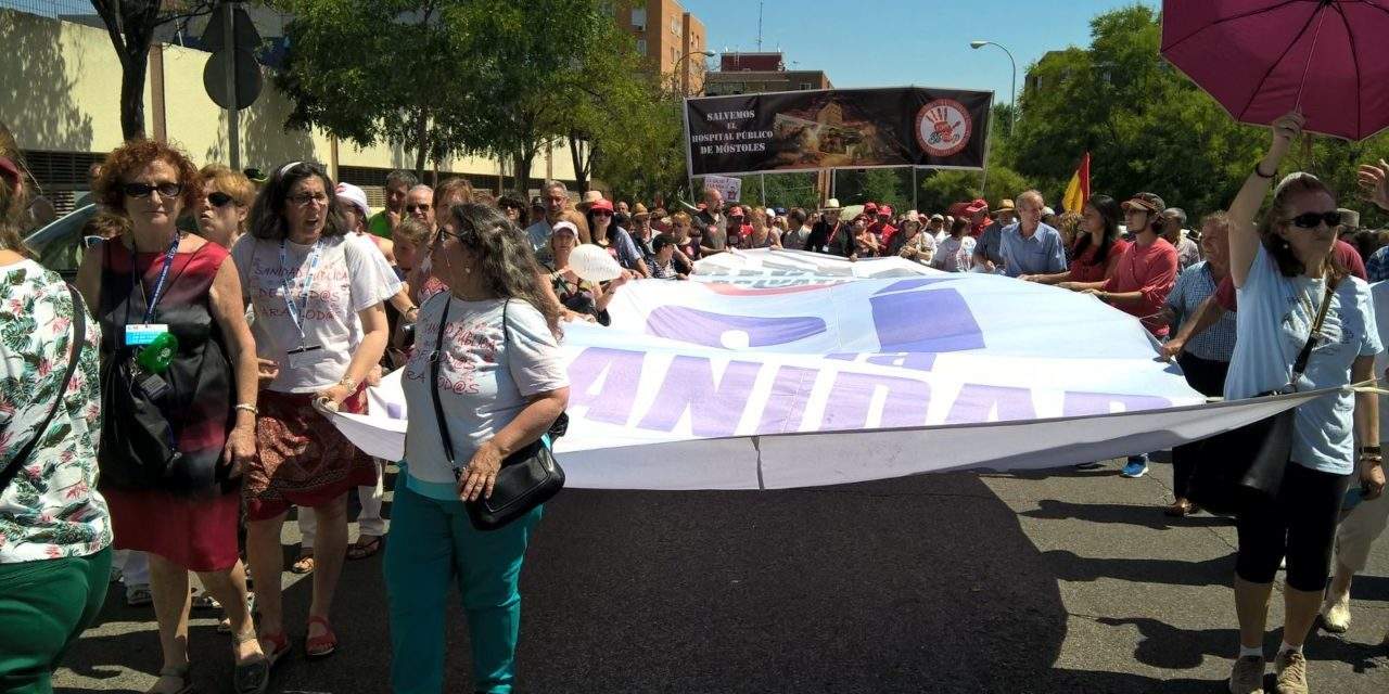 Monumental abrazo al Hospital Público de Móstoles