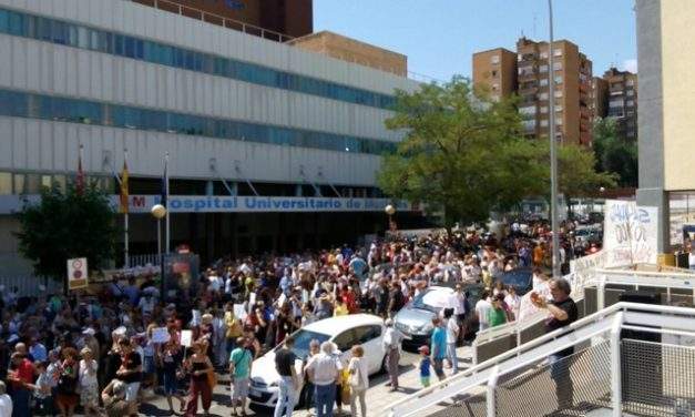 Monumental abrazo al Hospital Público de Móstoles