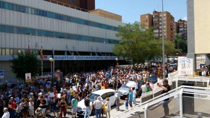 Monumental abrazo al Hospital Público de Móstoles