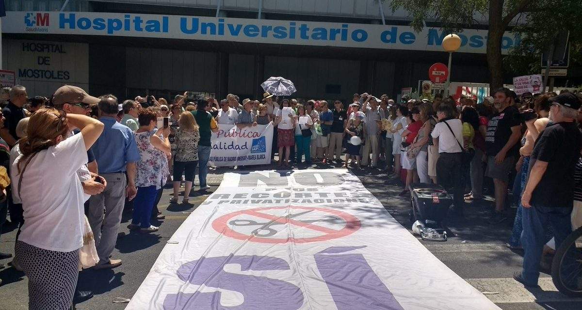 Monumental abrazo al Hospital Público de Móstoles