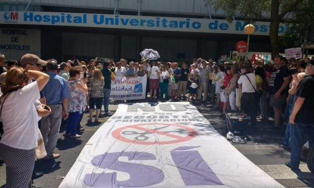 Monumental abrazo al Hospital Público de Móstoles
