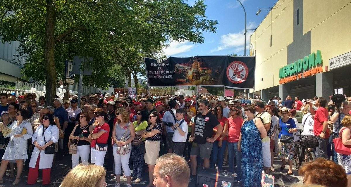 Monumental abrazo al Hospital Público de Móstoles