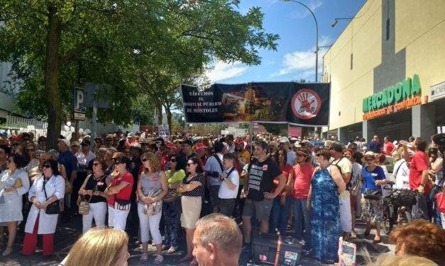 Monumental abrazo al Hospital Público de Móstoles