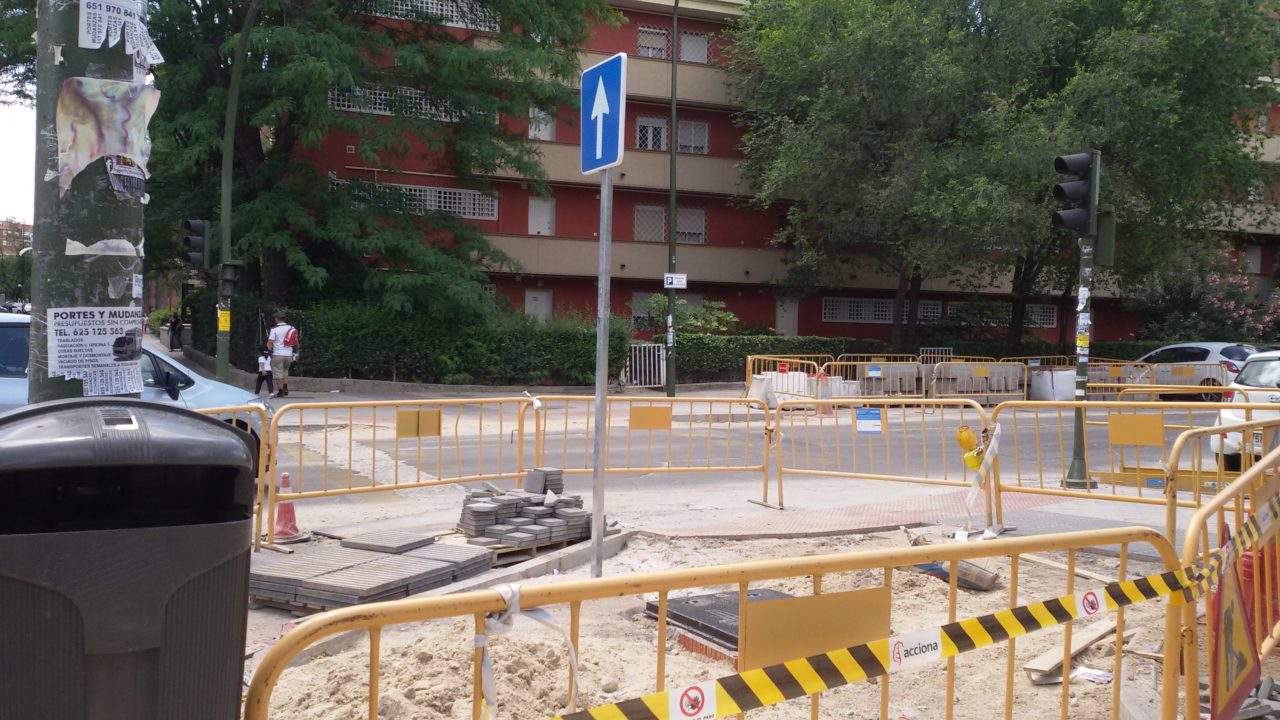 La AV Parque de Comillas, indignada por las obras del carril bici en Opañel (Carabanchel)