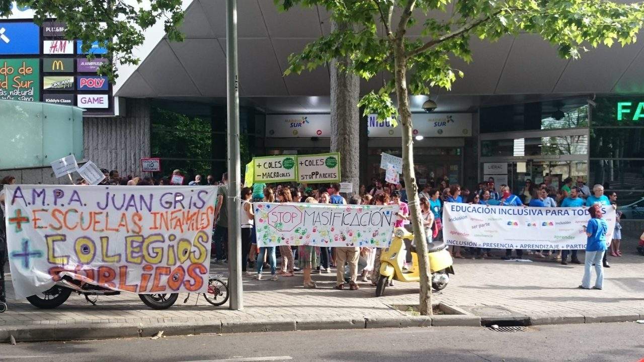250 familias de Villa de Vallecas se movilizan en contra de la masificación de los colegios