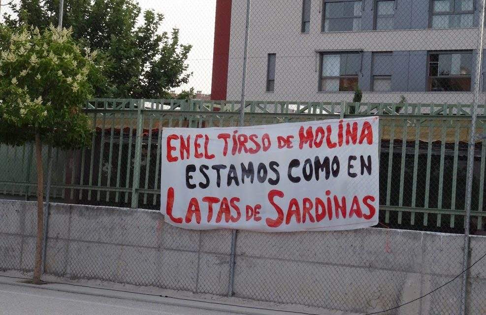 Las familias del colegio Tirso de Molina protestan por la masificación del centro