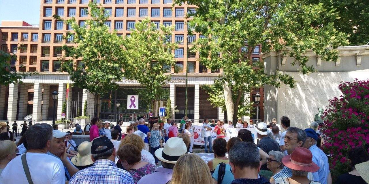 La 58ª Marea Blanca desafía la canícula y protesta de nuevo ante el Ministerio de Sanidad