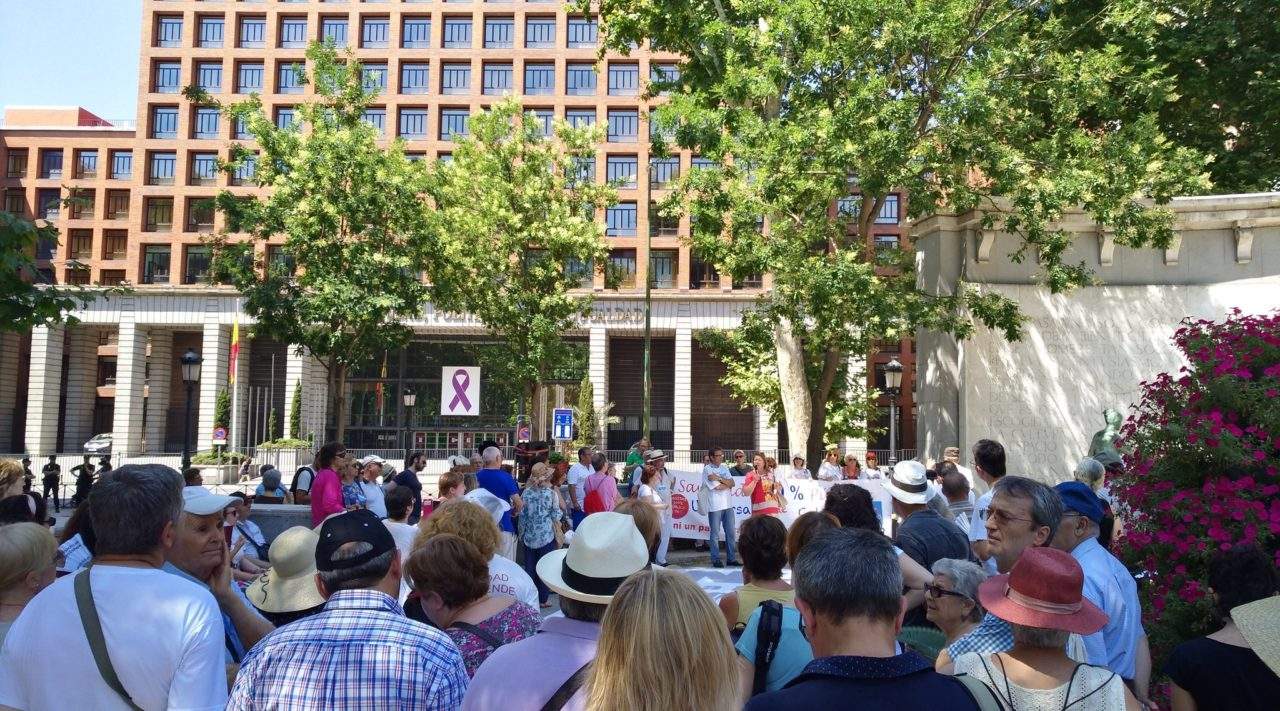 La 58ª Marea Blanca desafía la canícula y protesta de nuevo ante el Ministerio de Sanidad