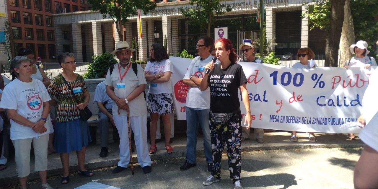 La 58ª Marea Blanca desafía la canícula y protesta de nuevo ante el Ministerio de Sanidad