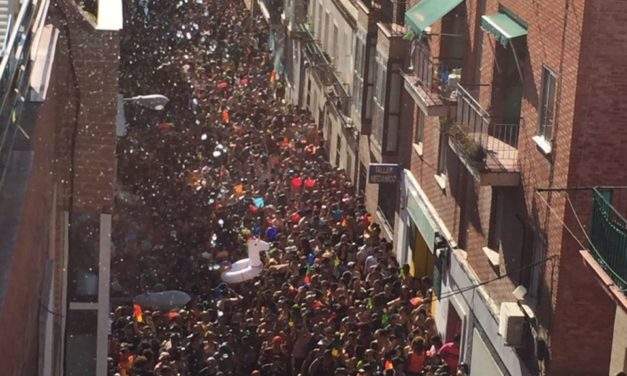 Batalla Naval: multitudinario chapuzón por las personas refugiadas en Vallecas