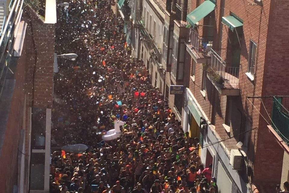 Batalla Naval: multitudinario chapuzón por las personas refugiadas en Vallecas