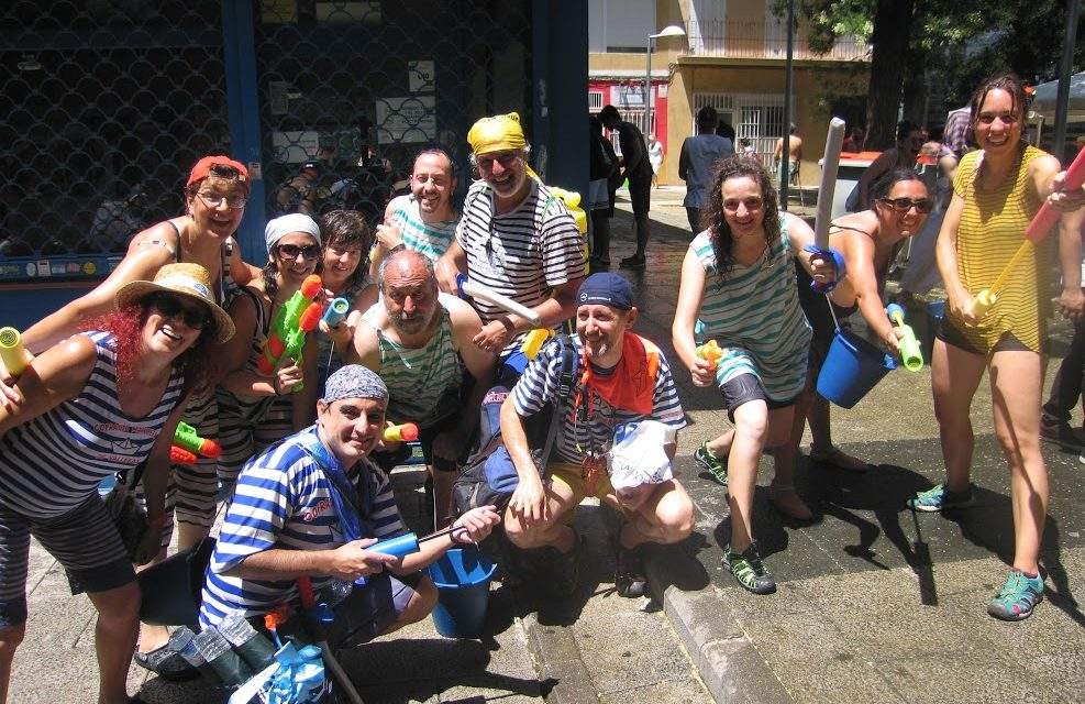 Batalla Naval: multitudinario chapuzón por las personas refugiadas en Vallecas