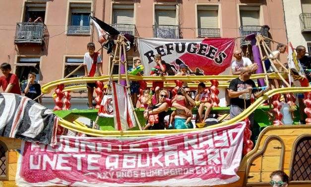 Batalla Naval: multitudinario chapuzón por las personas refugiadas en Vallecas