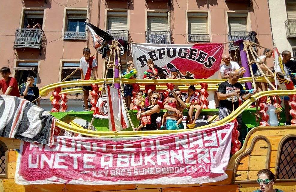 Batalla Naval: multitudinario chapuzón por las personas refugiadas en Vallecas