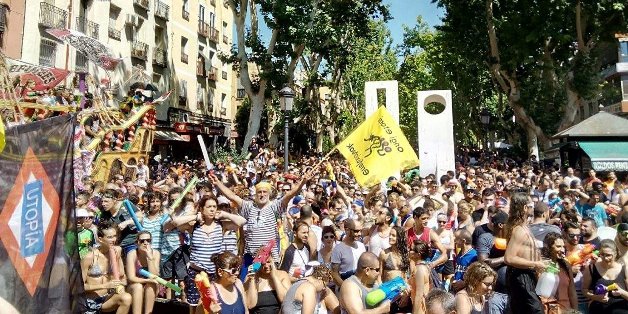 Batalla Naval: multitudinario chapuzón por las personas refugiadas en Vallecas